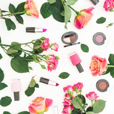 Gül çiçek ve beyaz arka plan üzerinde kozmetik makyaj güzellik kompozisyonu. Düz yatıyordu, en iyi görünümü.