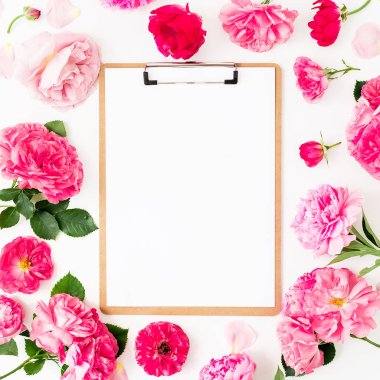 Beyaz arka plan üzerinde pembe gül çiçek çerçeve. Düz yatıyordu, üstten bak. Pano ile çiçek deseni