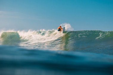 12 Nisan 2019. Bali, Endonezya. Okyanus dalgası üzerinde Paddle sörfçü binmek Stand Up. Bali dalgalar sörf Paddle Stand Up