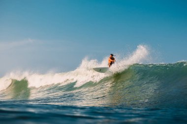 12 Nisan 2019. Bali, Endonezya. Okyanus dalgası üzerinde Paddle sörfçü binmek Stand Up. Bali dalgalar sörf Paddle Stand Up