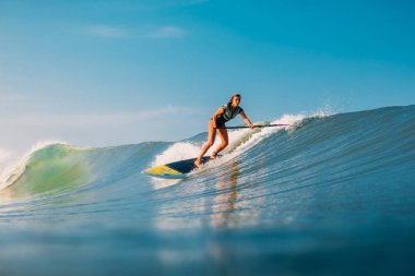 12 Nisan 2019. Bali, Endonezya. Okyanus dalgası üzerinde Paddle sörfçü binmek Stand Up. Bali dalgalar sörf Paddle Stand Up