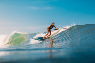 12 Nisan 2019. Bali, Endonezya. Okyanus dalgası üzerinde Paddle sörfçü binmek Stand Up. Bali dalgalar sörf Paddle Stand Up