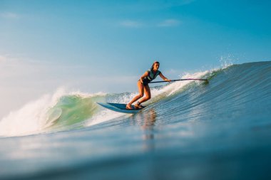 12 Nisan 2019. Bali, Endonezya. Okyanus dalgası üzerinde Paddle sörfçü binmek Stand Up. Bali dalgalar sörf Paddle Stand Up
