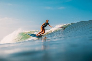 12 Nisan 2019. Bali, Endonezya. Okyanus dalgası üzerinde Paddle sörfçü binmek Stand Up. Bali dalgalar sörf Paddle Stand Up