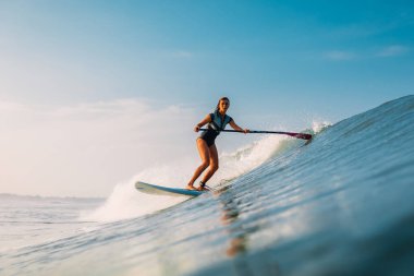 12 Nisan 2019. Bali, Endonezya. Okyanus dalgası üzerinde Paddle sörfçü binmek Stand Up. Bali dalgalar sörf Paddle Stand Up