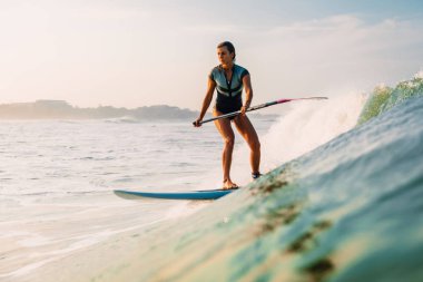 12 Nisan 2019. Bali, Endonezya. Okyanus dalgası üzerinde Paddle sörfçü binmek Stand Up. Bali dalgalar sörf Paddle Stand Up