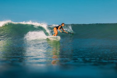 12 Nisan 2019. Bali, Endonezya. Okyanus dalgası üzerinde Paddle sörfçü binmek Stand Up. Bali dalgalar sörf Paddle Stand Up
