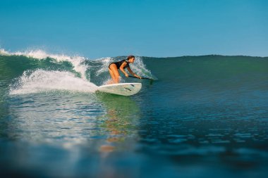12 Nisan 2019. Bali, Endonezya. Okyanus dalgası üzerinde Paddle sörfçü binmek Stand Up. Bali dalgalar sörf Paddle Stand Up