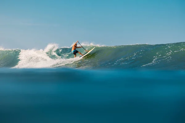 April 2019 Bali Indonesië Stand Paddle Surfer Ride Ocean Wave — Stockfoto