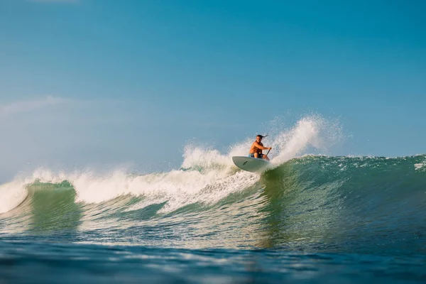 Nisan 2019 Bali Endonezya Okyanus Dalgası Üzerinde Paddle Sörfçü Binmek — Stok fotoğraf