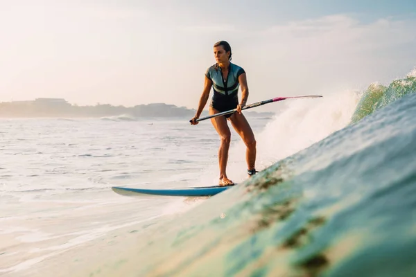 Abril 2019 Bali Indonésia Stand Paddle Surfista Passeio Onda Oceano — Fotografia de Stock