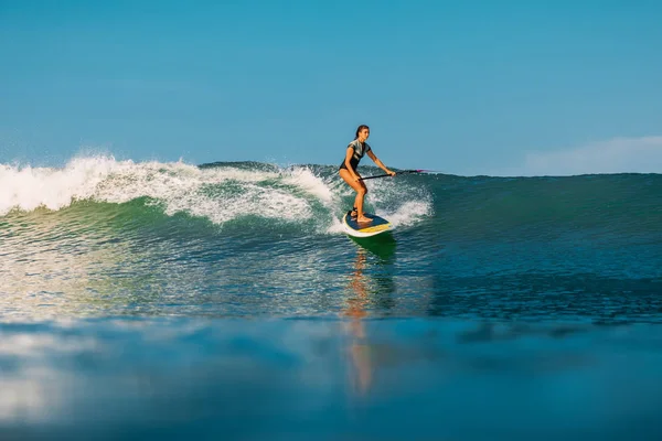 April 2019 Bali Indonesië Stand Paddle Surfer Ride Ocean Wave — Stockfoto