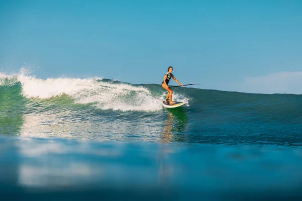 April 2019 Bali Indonesia Stand Paddle Surfer Ride Ocean Wave — Stock Photo, Image