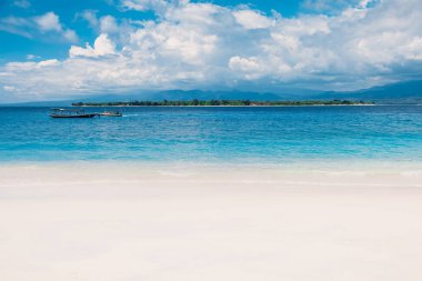 Cennet adasında tropikal plaj ve mavi okyanus