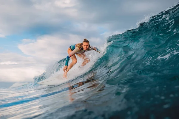 Beautiful Surfer Girl Surfboard Woman Ocean Surfing Surfer Barrel Wave — Stock Photo, Image