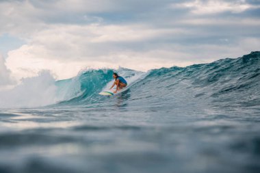 Sörf tahtasındaki sörf kızı. Sörf sırasında okyanusta bir kadın. Sörfçü ve dalga