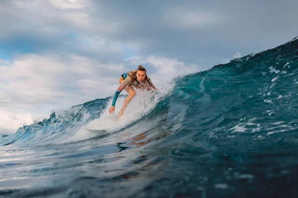 보드에 아름다운 소녀입니다 서핑하는 바다에서 여자입니다 서퍼와 웨이브 — 스톡 사진