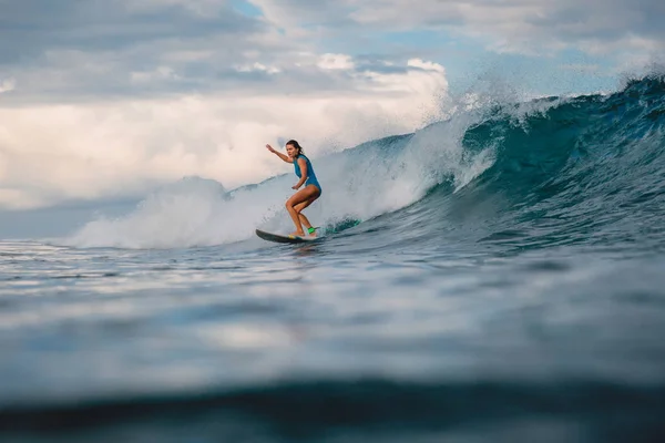 Chica Surf Tabla Surf Mujer Océano Durante Surf Surfista Ola — Foto de Stock