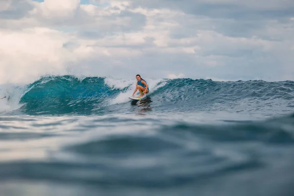 Sörf Tahtasındaki Sörf Kızı Sörf Sırasında Okyanusta Bir Kadın Sörfçü — Stok fotoğraf