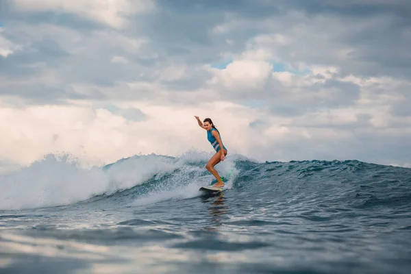 Surf Girl Prancha Surf Mulher Oceano Durante Surf Surfista Onda — Fotografia de Stock