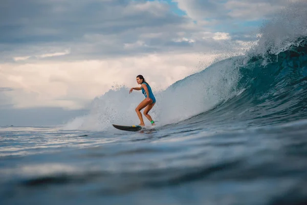 Chica Surf Tabla Surf Mujer Océano Durante Surf Surfista Ola — Foto de Stock