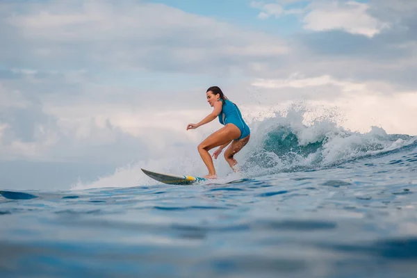 Surf Girl Prancha Surf Mulher Oceano Durante Surf Surfista Onda — Fotografia de Stock