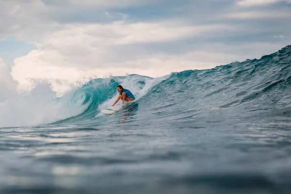 Surf Girl Surfbräda Kvinna Havet Surfing Surfare Och Våg — Stockfoto