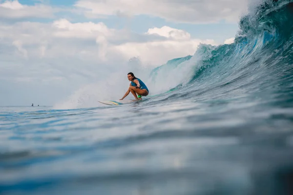 Surf Meisje Surfplank Vrouw Oceaan Tijdens Het Surfen Surfer Wave — Stockfoto