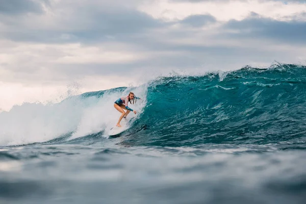 Surf Girl Deskę Surfingowa Surfer Kobieta Duża Niebieska Fala — Zdjęcie stockowe