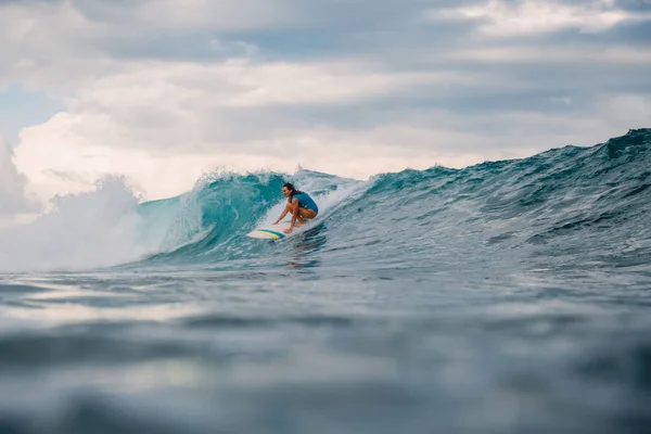 Surf Meisje Surfplank Vrouw Oceaan Tijdens Het Surfen Surfer Wave — Stockfoto