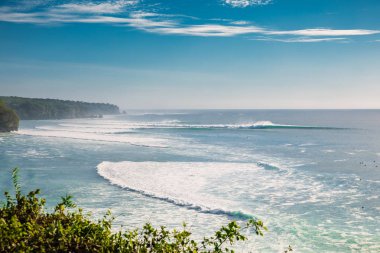 Okyanusta büyük dalgalar. Sörf için mükemmel dalgalar