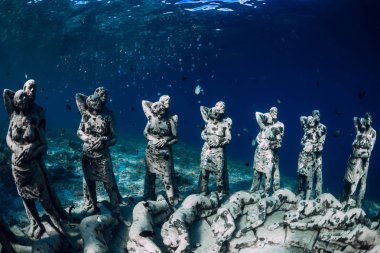 12 Mayıs 2019. Gili Meno, Endonezya. Sualtı heykelleri. Okyanusta sualtı turizmi.