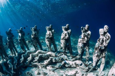 12 Mayıs 2019. Gili Meno, Endonezya. Sualtı heykelleri. Okyanusta sualtı turizmi.