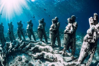 12 Mayıs 2019. Gili Meno, Endonezya. Sualtı heykelleri. Okyanusta sualtı turizmi.