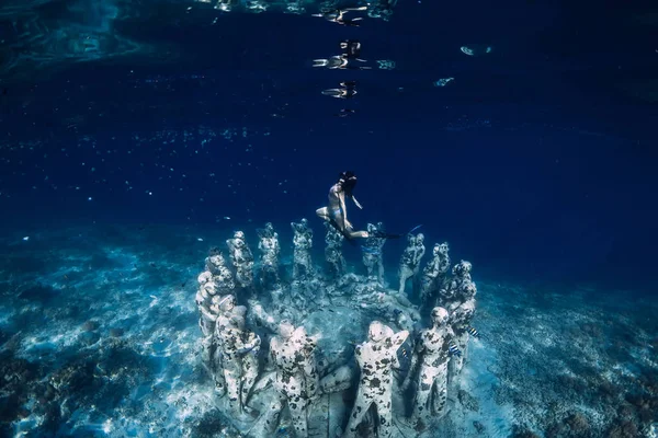 Mayo 2019 Gili Meno Indonesia Mujer Buceadora Libre Con Estatuas — Foto de Stock