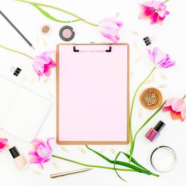 Pano, defter, kalem, Pembe Lale çiçek ve beyaz arka plan üzerinde kozmetik konseptiyle. Düz yatıyordu