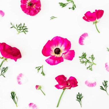 Beyaz arka planda pembe çiçekler çiçek desen. Düz döşeme, Üstten görünüm.