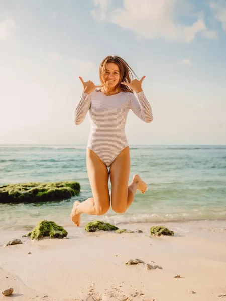 Mujer Feliz Saltando Traje Baño Playa Del Océano Atardecer Vacaciones —  Fotos de Stock