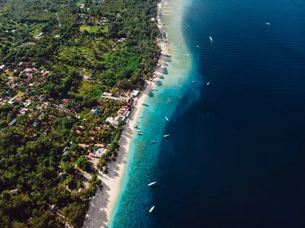 Isla Tropical Con Playa Barcos Océano Turquesa Vista Aérea — Foto de Stock