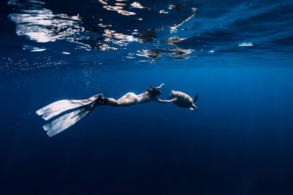 Mulher Livre Desliza Oceano Subaquático Com Barbatanas Tartaruga Marinha — Fotografia de Stock