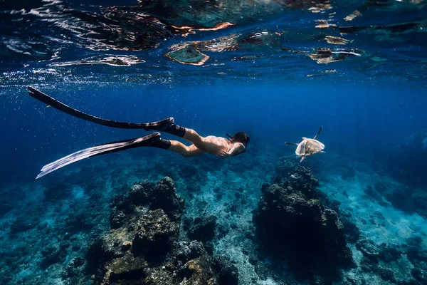 Женщина Фридайвер Скользит Водой Плавниками Морской Черепахой — стоковое фото