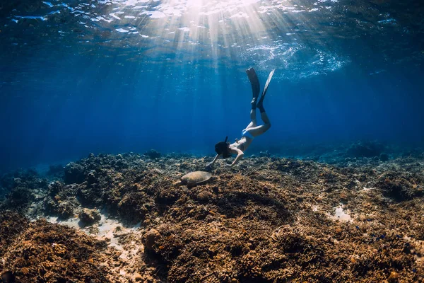 Mulher Liberta Desliza Sobre Fundo Recife Com Barbatanas Tartaruga Marinha — Fotografia de Stock