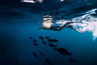 Freediver adam okyanusta tropikal balık ile yüzmek