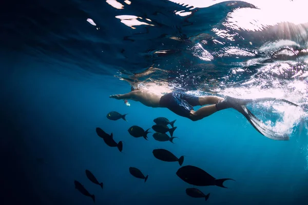 フリーダイバーの男は海で熱帯魚と泳ぐ — ストック写真