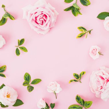 Pembe arka plan üzerinde gül ve yaprakları ile Çiçek çerçeve. Düz döşeme, üst görünüm