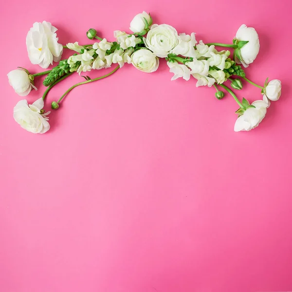 Marco Floral Con Flores Blancas Sobre Fondo Rosa Piso Tendido — Foto de Stock