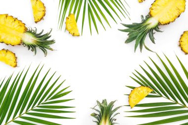 Beyaz arka planda ananas meyve ve palmiye yaprakları Gıda çerçeve. Düz döşeme, üst görünüm