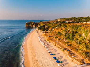 Turkuaz okyanus ve plaj şemsiyeleri ile plaj havadan görünümü. Balangan, Bali