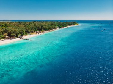 Cennet adasında turkuaz okyanus ile tropikal plaj. Havadan görünüm. Paradise tatil beldesi