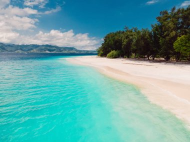 Cennet adasında turkuaz okyanus ile tropikal plaj. Havadan görünüm. Paradise tatil beldesi